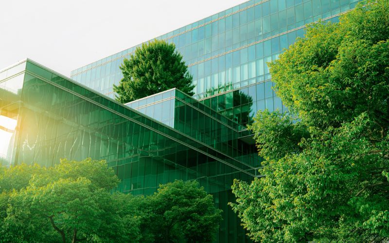 L'architettura ecosostenibile, a volte chiamata anche architettura verde, si concentra sulla progettazione e realizzazione di edifici che riducono o eliminano l'impatto negativo sull'ambiente