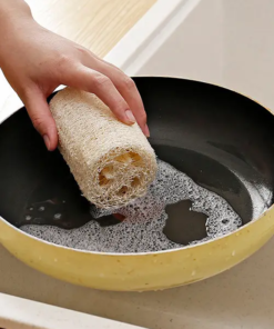 Questa spugna per luffa da cucina è ottima per pulire delicatamente anche le pentole più sporche